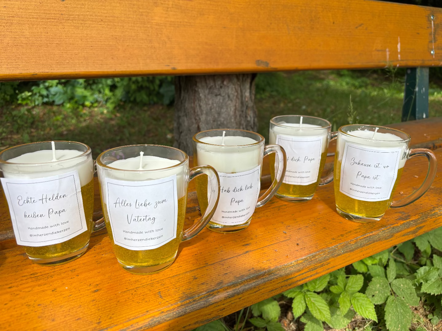 Fünf Kerzen in großen Biergläsern, die wie ein echtes Bier aussieht. Mit personalisiertem Etikett