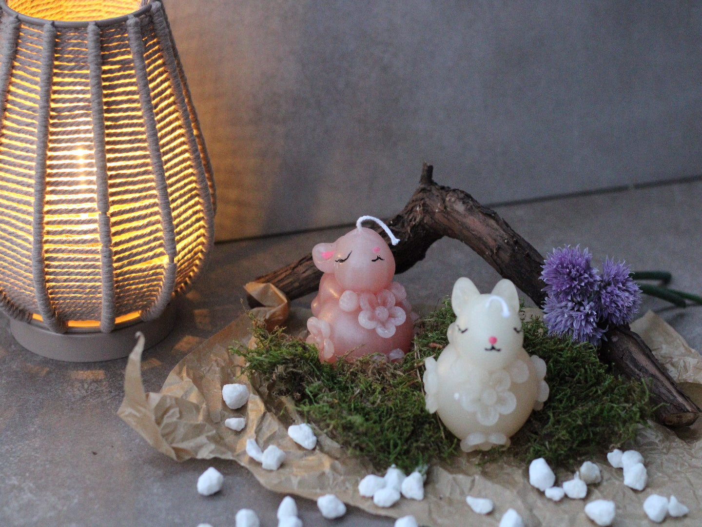 Kerze, wo ein Hase auf einem Blumenball liegt, mit geschlossenen Augen und entspanntem Blick