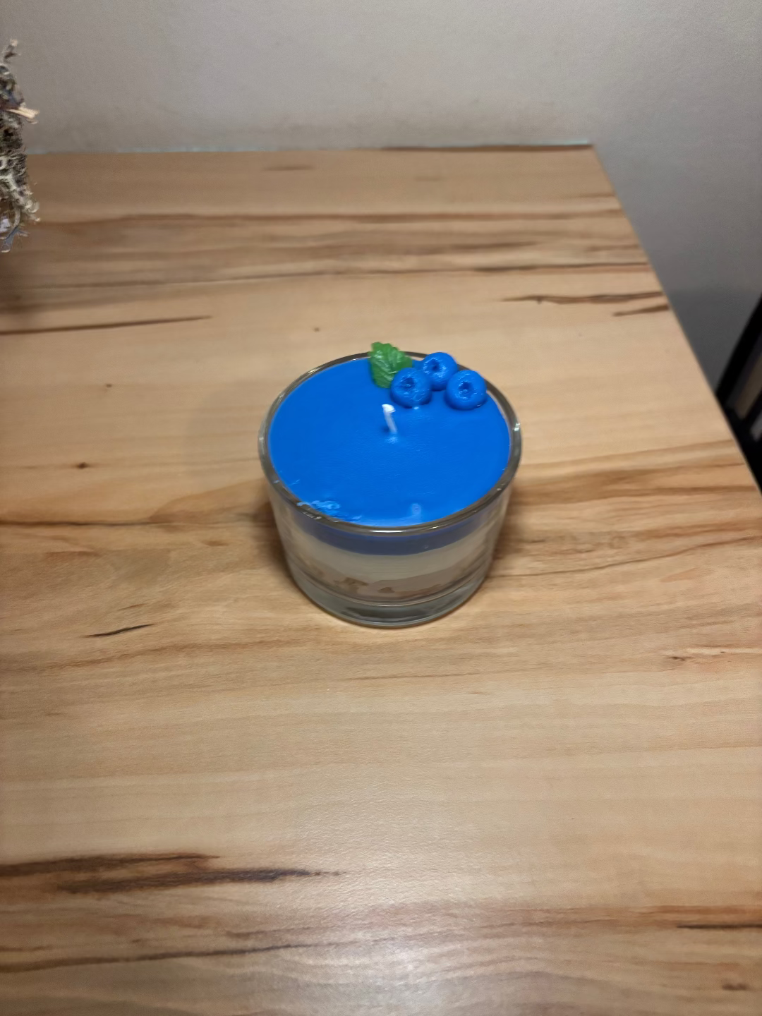 Kerze in einem Glas, das aussieht wie eine Heidelbeertorte