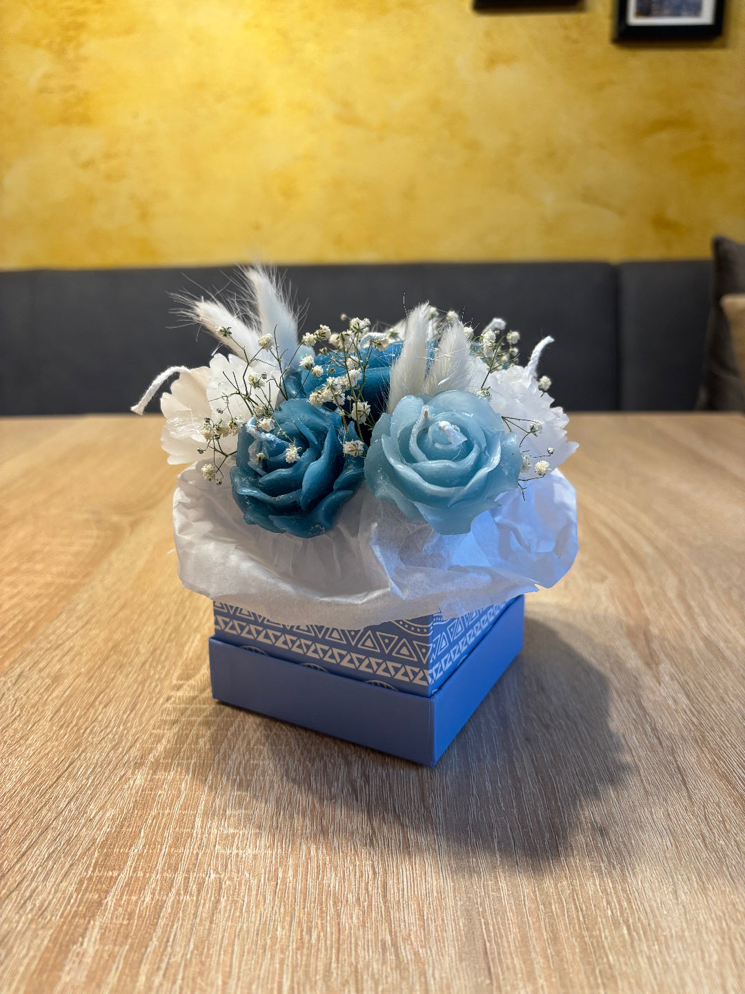 Blumenkerzen, die gemeinsam in eine Box gesteckt werden und somit aussehen wie ein Strauß