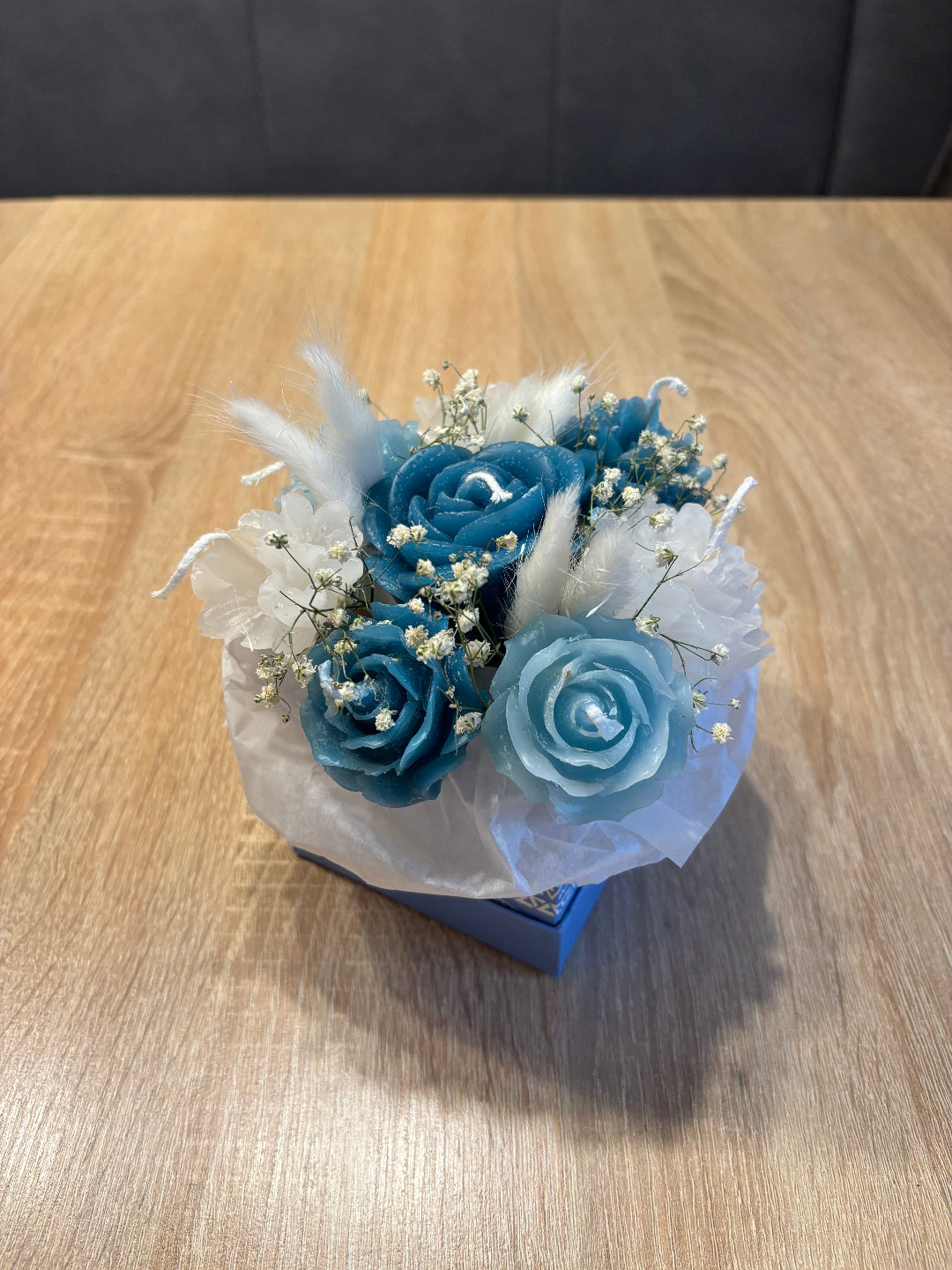 Blumenkerzen, die gemeinsam in eine Box gesteckt werden und somit aussehen wie ein Strauß
