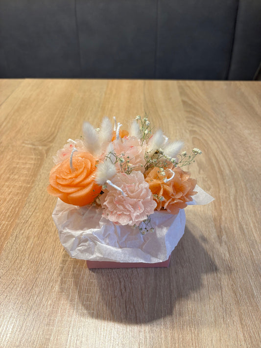 Blumenkerzen, die gemeinsam in eine Box gesteckt werden und somit aussehen wie ein Strauß