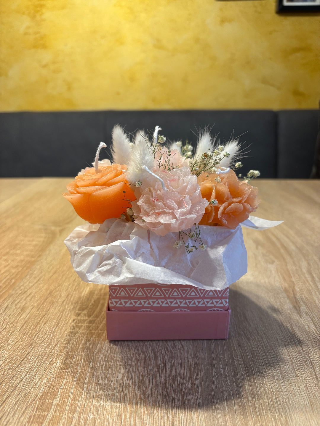 Blumenkerzen, die gemeinsam in eine Box gesteckt werden und somit aussehen wie ein Strauß