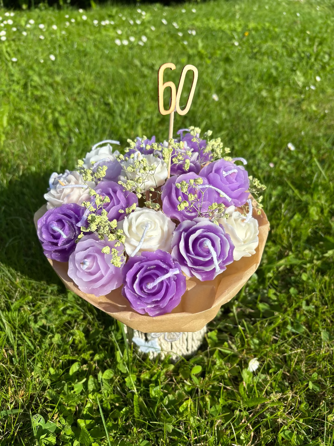Kerzen, die gemeinsam aussehen wie ein Blumenstrauß aus violett, hellviolett und weiße Blumenkerzen