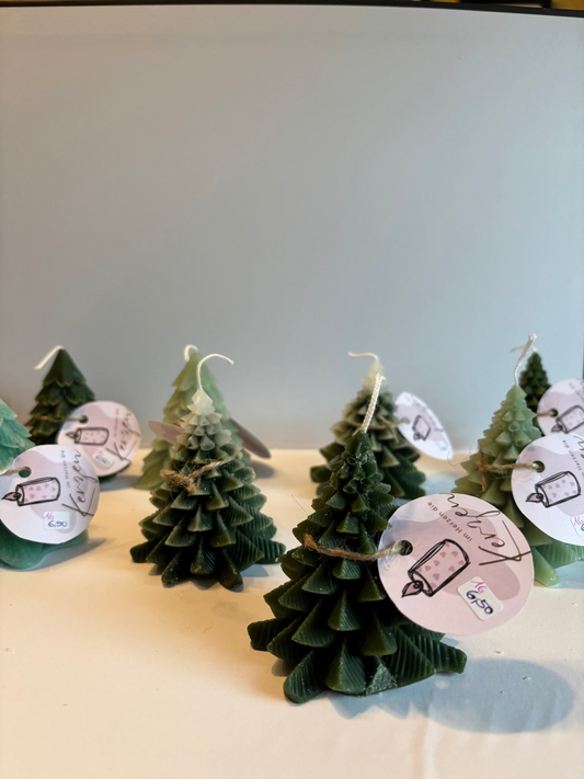Kerze, die aussieht wie ein Christbaum mit spitzen Blättern