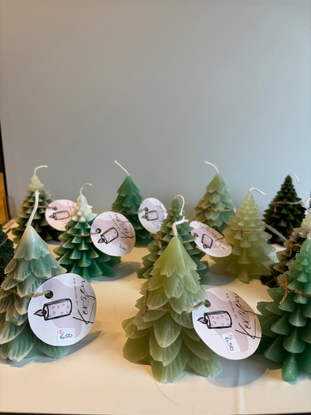 Kerze, die aussieht wie ein Christbaum mit abgestumpften Blätter