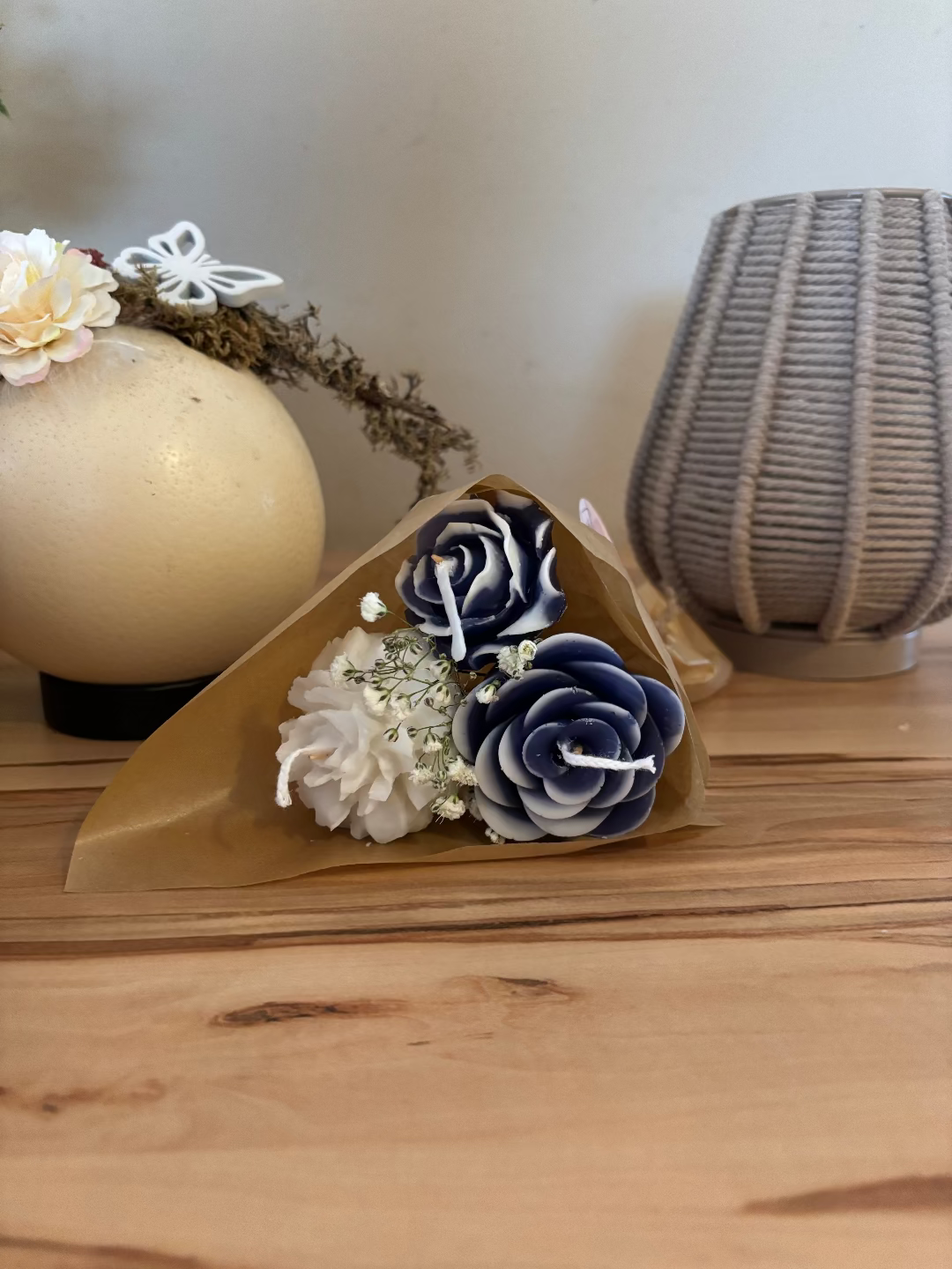 Kerzen, die aussehen wie ein kleiner Blumenstrauss aus drei Kerzen in dunkelblau