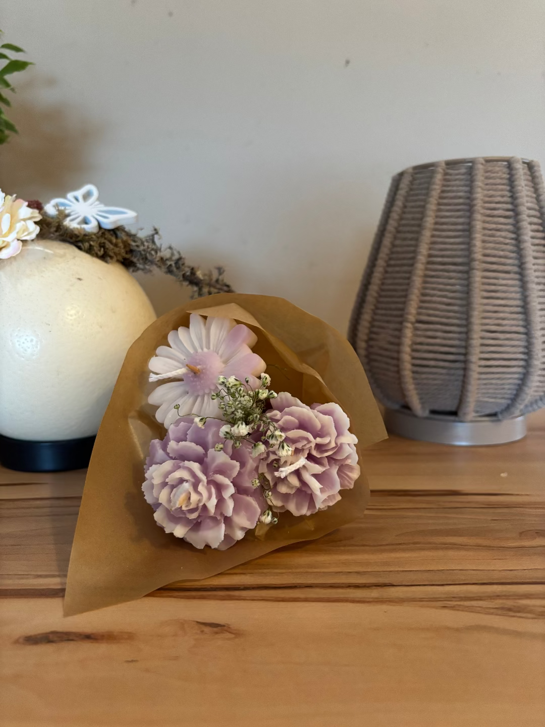 Kerzen, die aussehen wie ein kleiner Blumenstrauss aus drei Kerzen in hellviolett