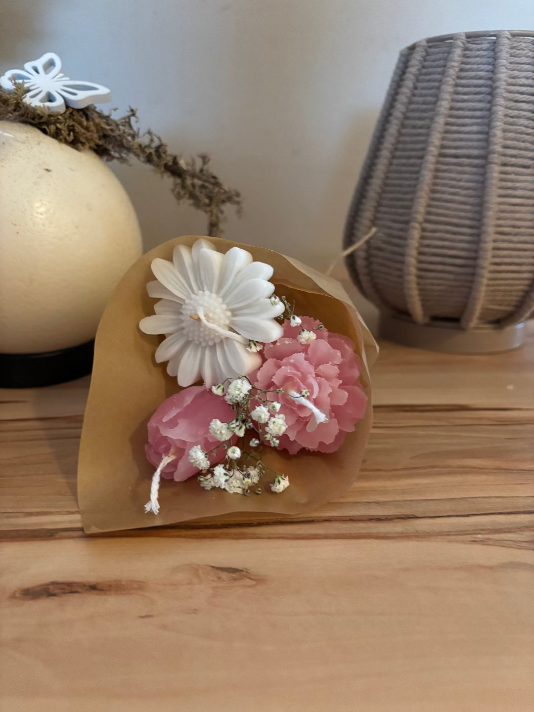 Kerzen, die aussehen wie ein kleiner Blumenstrauss aus drei Kerzen in rosa