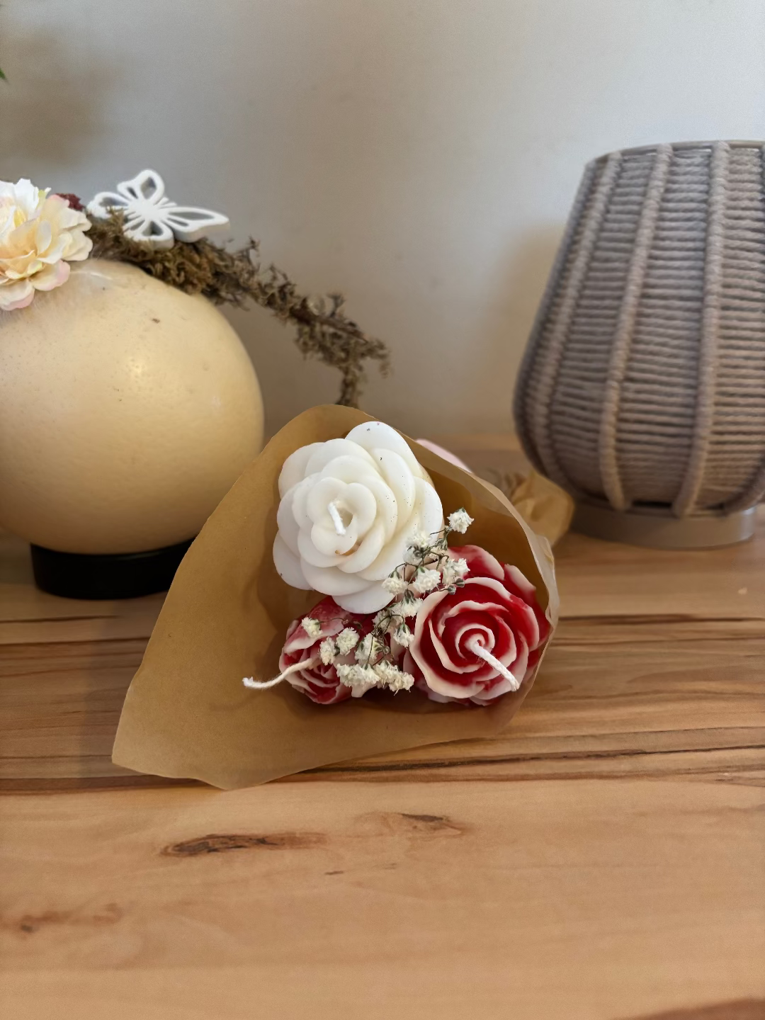 Kerzen, die aussehen wie ein kleiner Blumenstrauss aus drei Kerzen in rot