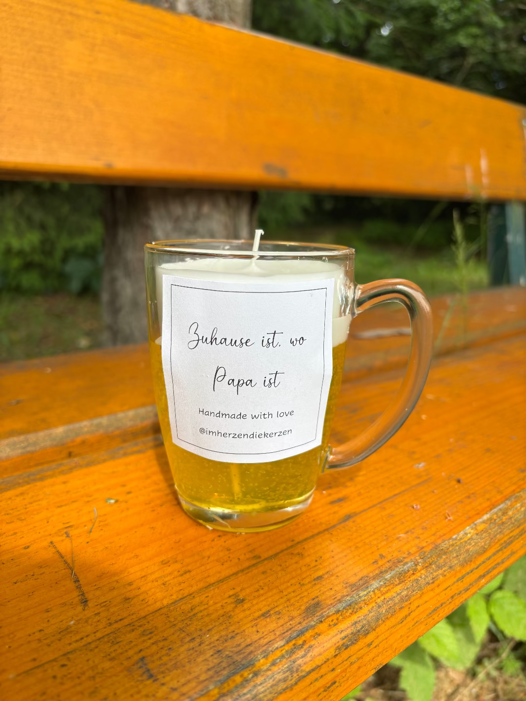 Kerze in einem großen Bierglas, die wie ein echtes Bier aussieht. Mit personalisiertem Etikett