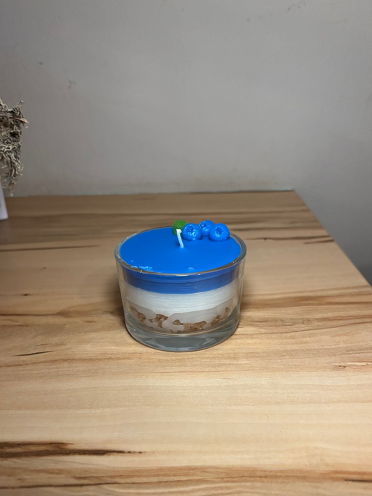 Kerze in einem Glas, das aussieht wie eine Heidelbeertorte