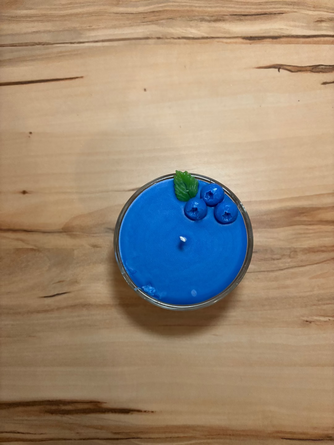 Kerze in einem Glas, das aussieht wie eine Heidelbeertorte