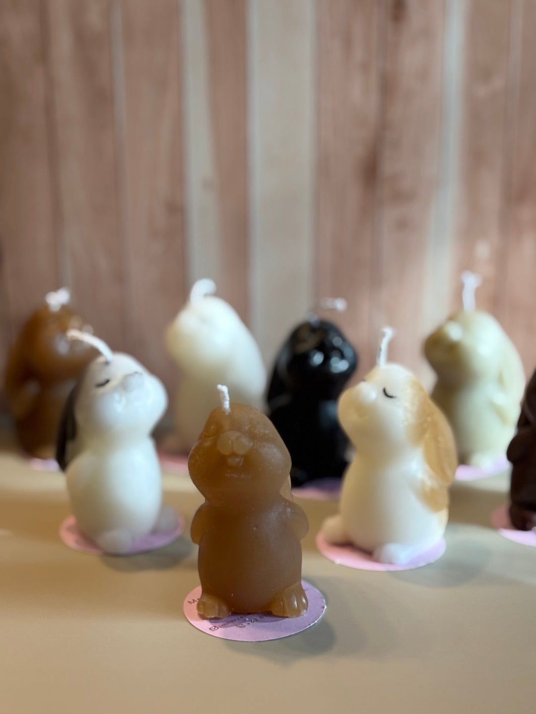 Hasenkerze mit zurückgelegten Ohren, wobei der Kopf nach oben geneigt ist und der Hase geschlossene Augen hat