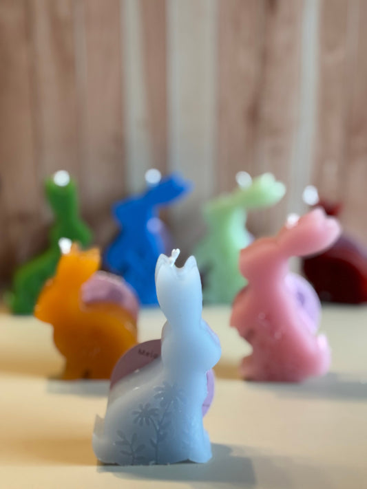 Kerzen, die aussehen wie Hasen mit integriertem Blumenmuster. In Frühlingsfarben, wie blau, orange, rosa, grün, rot