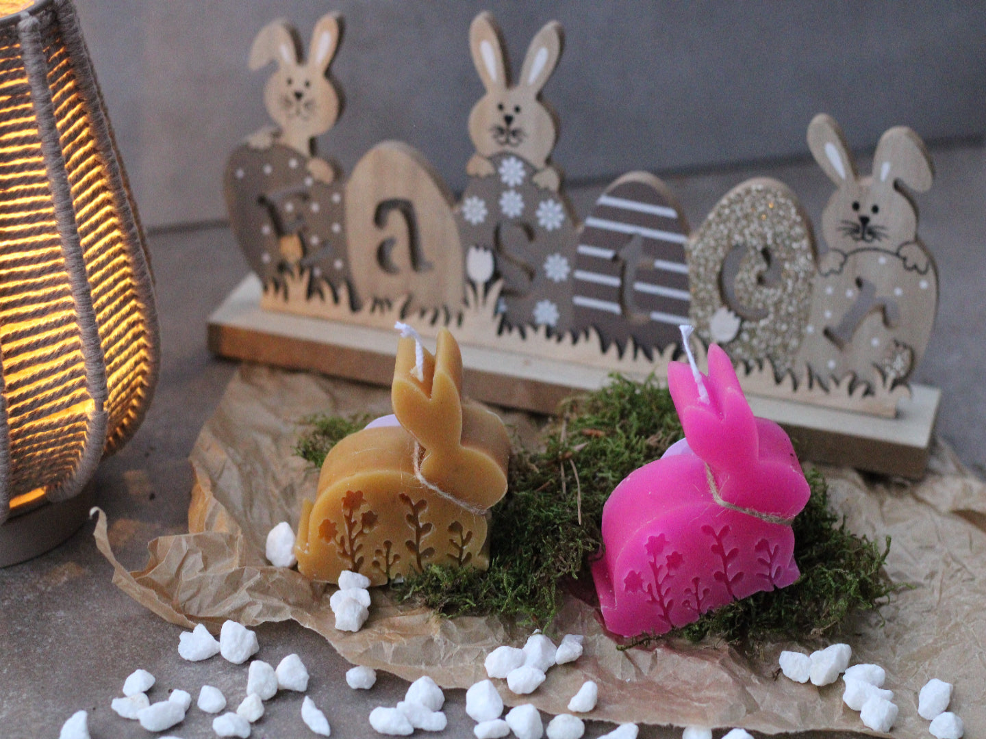 Sitzender Hase mit integriertem tiergehenden Blumenmuster auf der rechten Seite des Körpers, ohne Gesicht