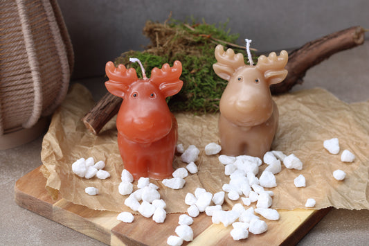 Kerze, die aussieht wie ein Rentier mit großem Kopf und Geweih