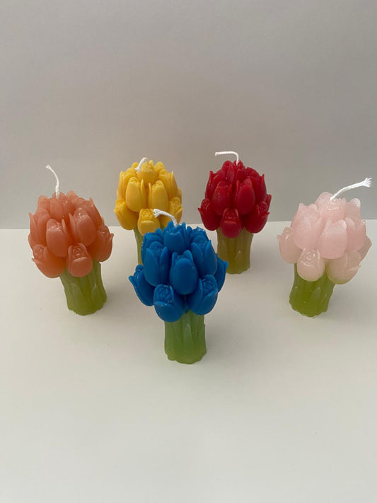 Kerze, die aussieht wie ein Tulpenstrauß