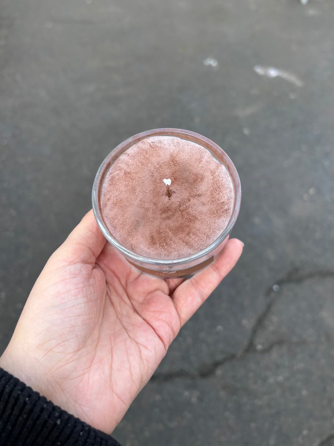 Kerze in einem Glas, das aussieht wie das Dessert Tiramisu